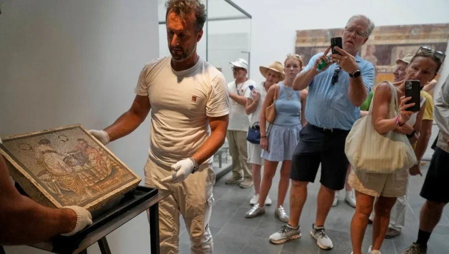 80 yıl önce çalınan erotik mozaik yurduna döndü