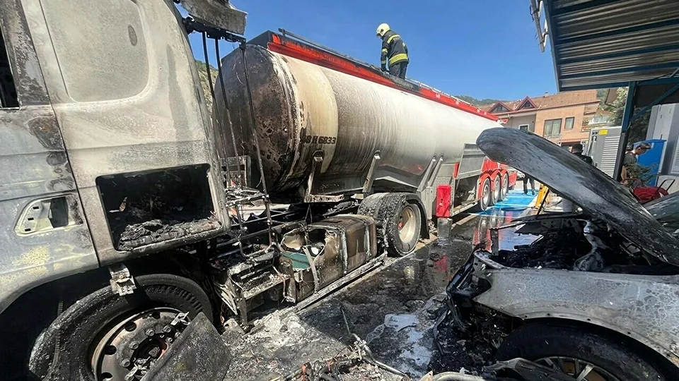İstasyonda benzin boşaltan tanker alev aldı